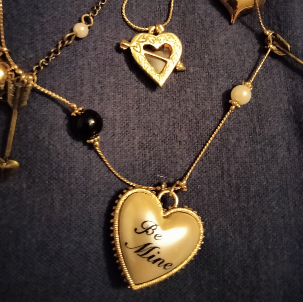 gold-tone BETSEY JOHNSON layered charm necklace BE MINE Valentine Hearts BJ - Picture 9 of 13